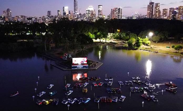 Israel inaugura un cine flotante adaptado a las restricciones por la pandemia