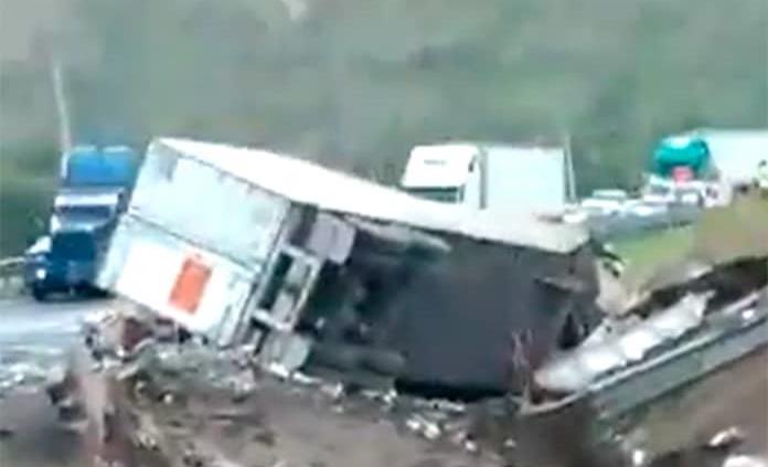 Aparatosa volcadura de tráiler sobre la 57 a la altura de Santa María del Río