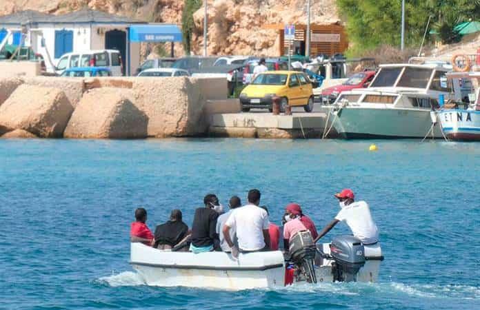 Migrantes arriban a la isla italiana de Lampedusa / Foto: EFE