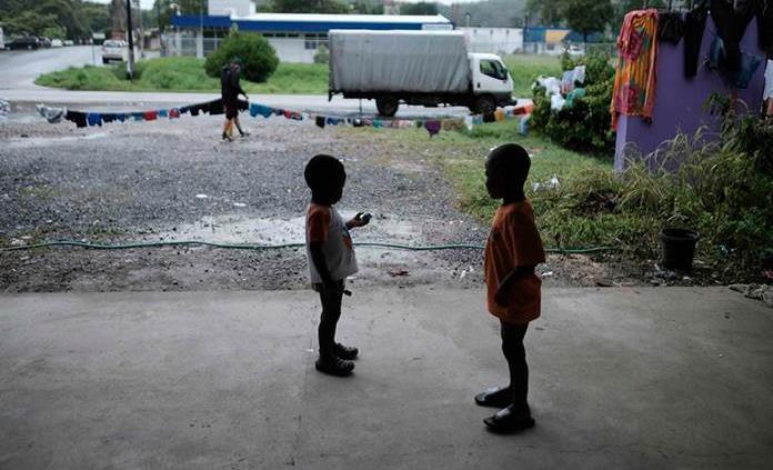 Familias haitianas deambulan a pie por Costa Rica camino a Estados Unidos