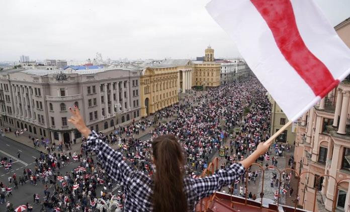 Bielorrusia reprime la prensa: deporta a varios periodistas extranjeros y revoca las credenciales de locales