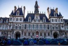 Desalojan a 226 migrantes que habían acampado ante el Ayuntamiento de París para protestar