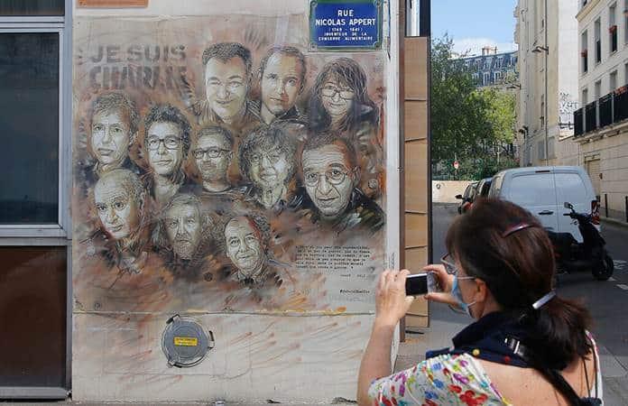 Un mural del artista callejero C215 en honor a las víctimas del ataque a Charlie Hebdo / Foto: AP