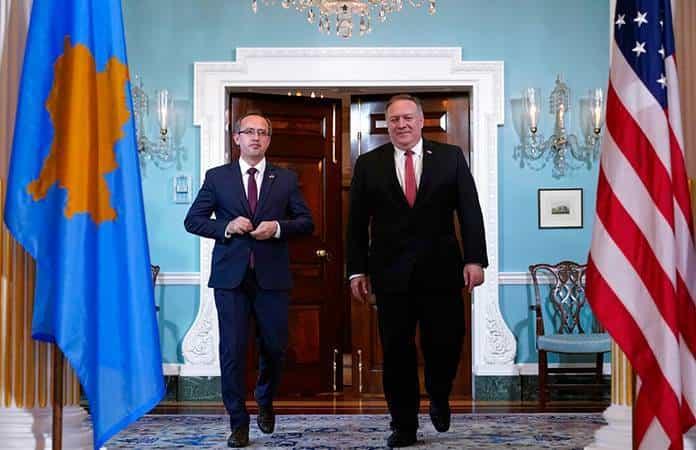 El secretario de Estado de EEUU, Mike PompeO, y el primer ministro kosovar Avdullah Hoti / Foto: AP