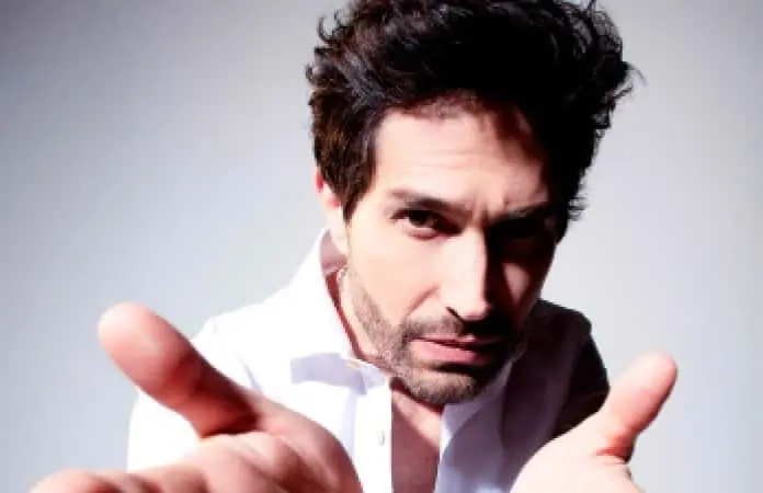Benny Ibarra evita opinar sobre Paulina Rubio y Sasha en evento teatral