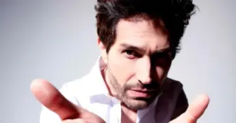 Benny Ibarra evita opinar sobre Paulina Rubio y Sasha en evento teatral