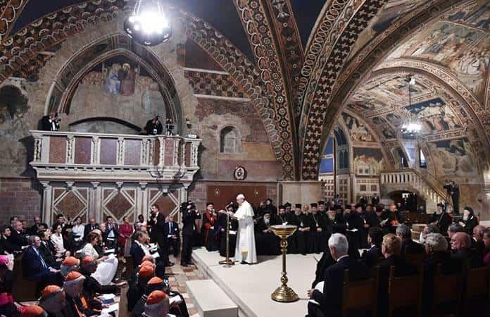 El papa Francisco en una visita a la basílica de Asís  / Foto: AP
