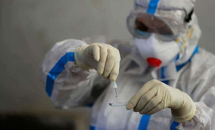 La pandemia roza 27 millones de casos globales y supera las 880 mil muertes