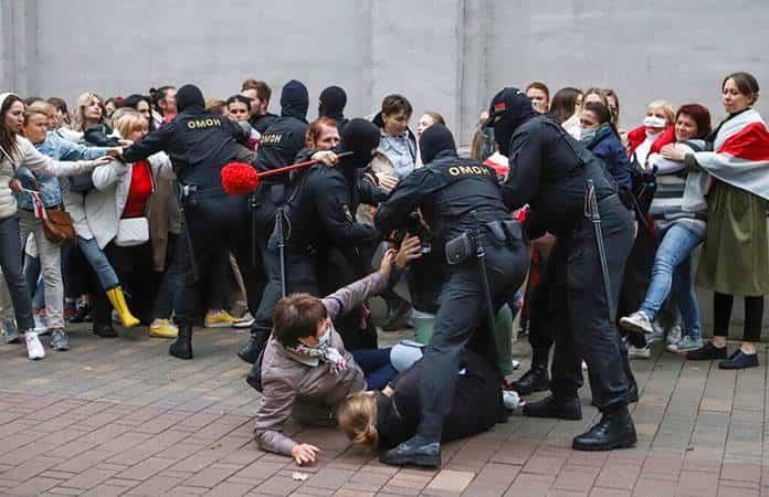 Policías reprimen protestas antigubernamentales en Minsk, Bielorrusia / Foto: AP