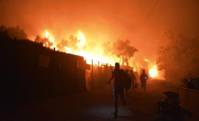 Policía griega detiene a cinco migrantes por el incendio del campo de refugiados de Moria