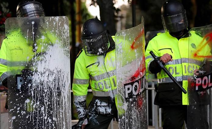 Suspenden a dos policías colombianos involucrados en la muerte de abogado, motivo de la ola de protestas