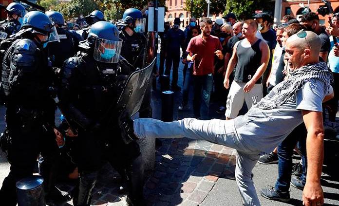 Un periodista se infiltra en la policía francesa y denuncia carencias y violencia