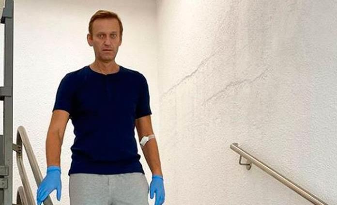 Navalni publica una foto bajando una escalera y habla sobre su recuperación
