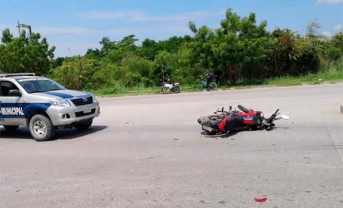 Motociclista se impacta contra un vehículo en Av. Universidad y lo trasladan herido