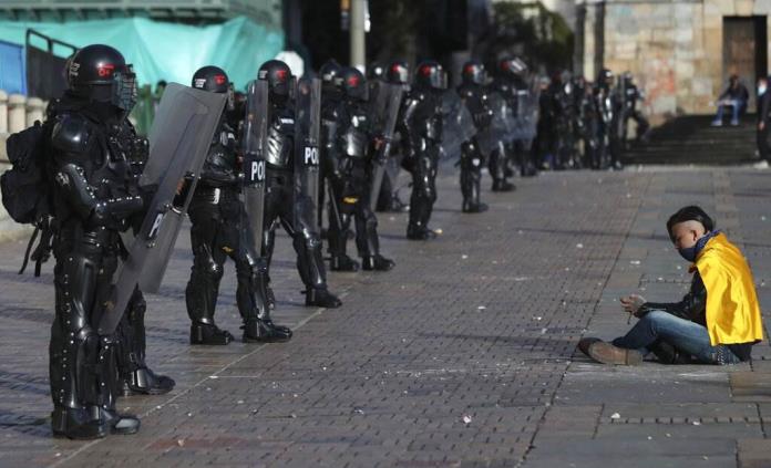 Aumenta tensión social en Colombia; dudas por fuerza pública