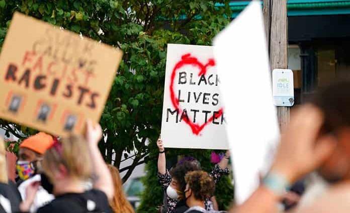 Familia de afroamericano muerto por policía recibirá 20 millones de dólares