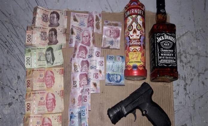 Detienen a presunto por robo en tienda de conveniencia en la Himno Nacional