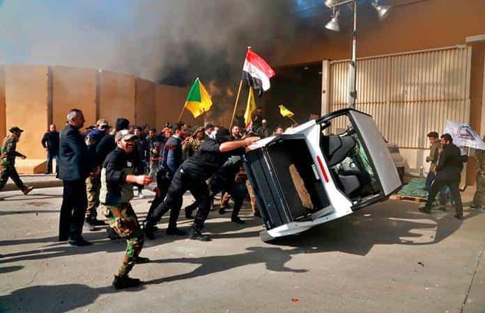 Iraquíes protestan en el recinto de la embajada de Estados Unidos, en Bagdad, Irak / Foto: Archivo
