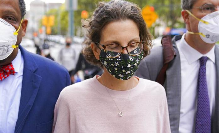 Condenan a 6 años de cárcel a heredera de gigante licorera por caso de secta Nxivm