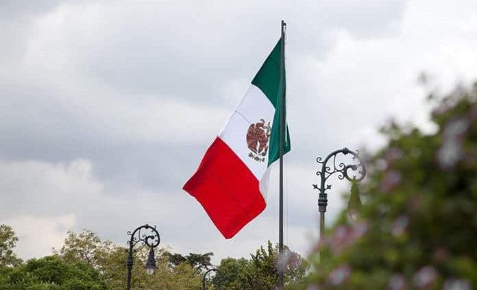 Amenazan a familia en EU por izar bandera mexicana