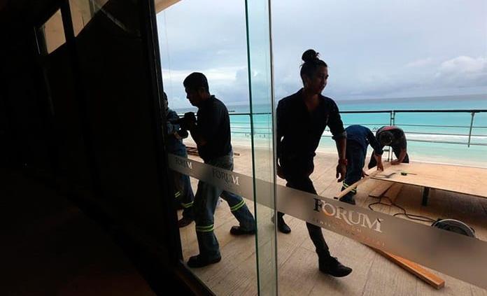 Inicia evacuación de turistas en zona hotelera de Cancún por huracán