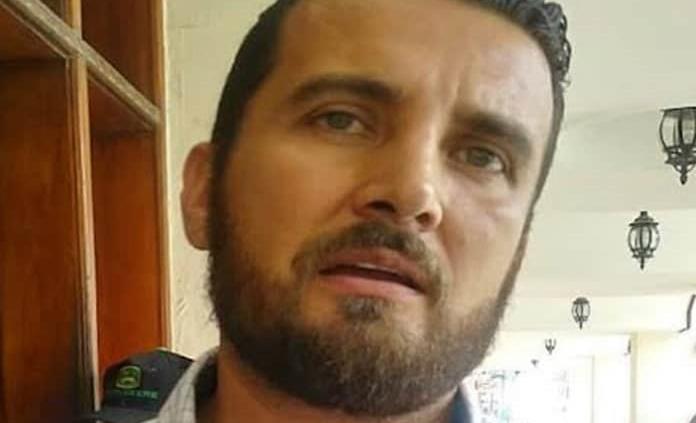 Alberto Machuca tira el arpa