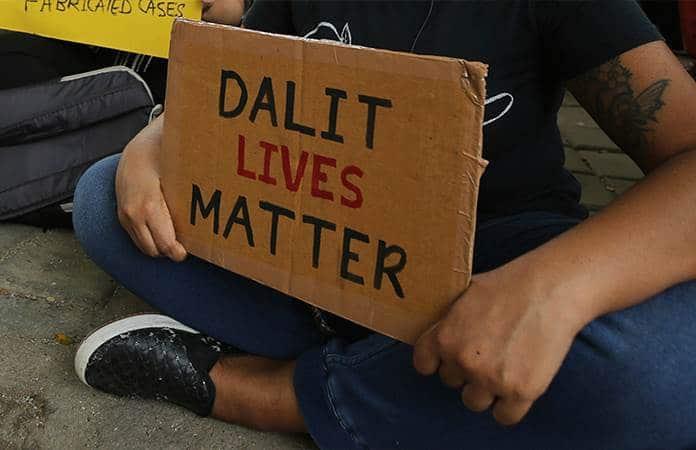 Manifestante protesta en contra de la violencia hacia los intocables o dalits / Foto: AP