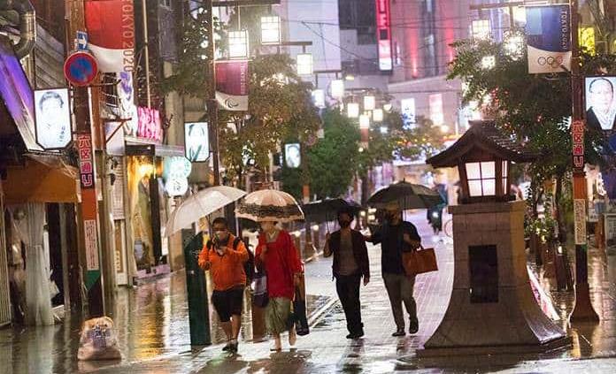 Lluvias torrenciales y vuelos cancelados en Japón por el tifón Chan-hom
