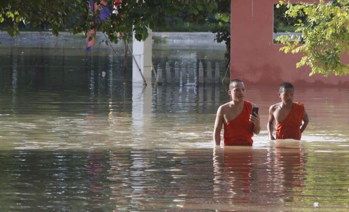 Desalojan a más de mil personas por inundaciones en Camboya