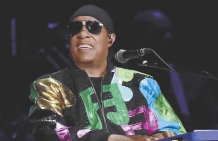 Stevie Wonder quiere desalojar a su exprometida