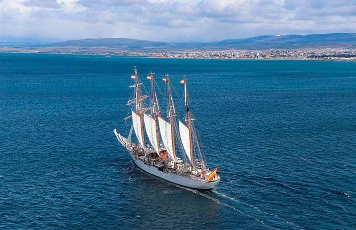 El buque escuela de la Armada española en el Estrecho de Magallanes / Foto: EFE