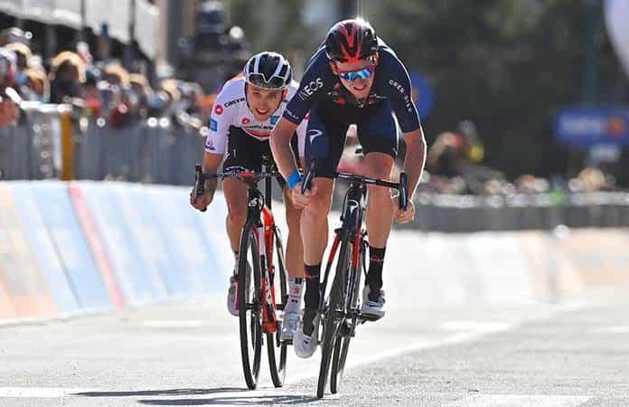 Tao Geoghegan Hart se impuso en el sprint de este sábado ante Jai Hindley / Foto: AP