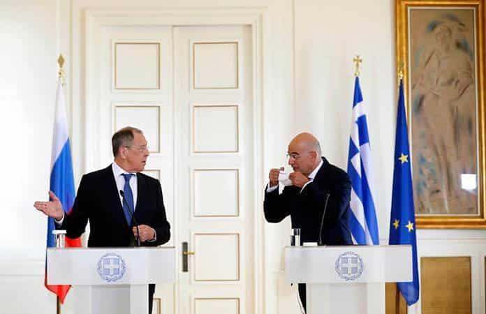 El ministro de Exteriores ruso Sergei Lavrov y su homólogo griego, Nikos Dendias / Foto: AP
