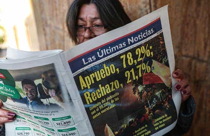 Los chilenos aprobaron por una aplastante mayoría de más del 78 % redactar una nueva constitución / Foto: AP