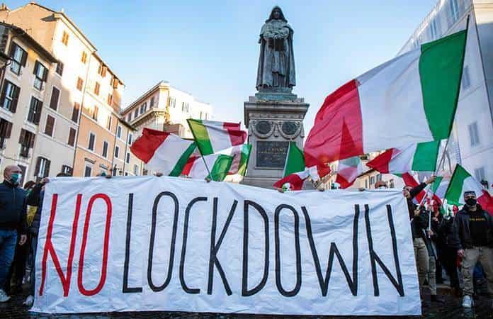 Ciudadanos protestan contra los cierres en Roma, Italia / Foto: AP
