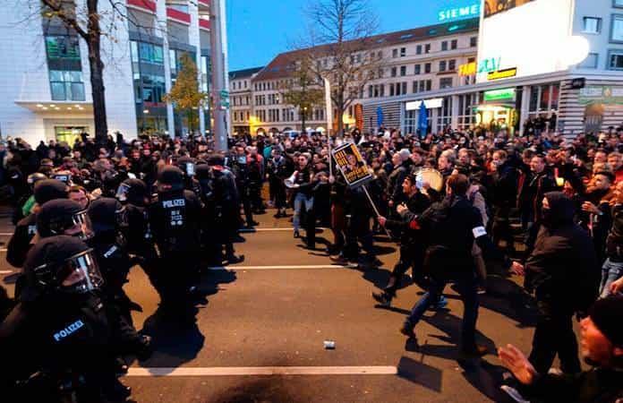 La policía disolvió el sábado la manifestación convocada en Leipzig / Foto: AP