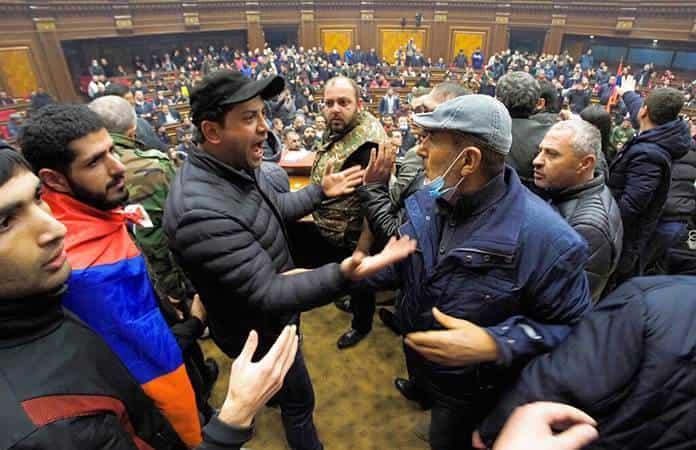 Ciudadanos irrumpieron en la Asamblea Nacional de Armenia para exigir la anulación del acuerdo / Foto: AP