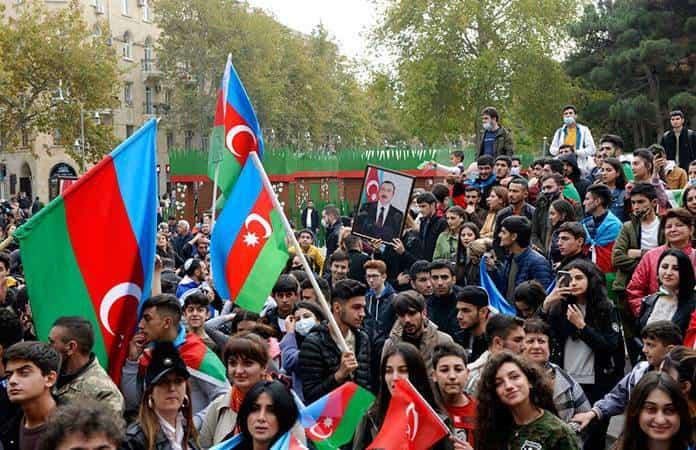 Azerbaiyanos celebran en Bakú, tras la firma del acuerdo de paz / Foto: AP