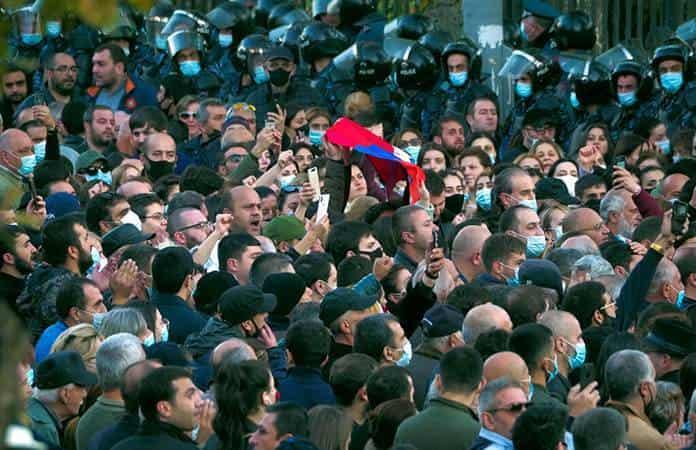 La oposición armenia protestó en Ereván para denunciar el acuerdo de paz que considera una traición / Foto: AP