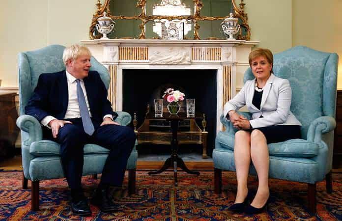 El premier británico, Boris Johnson y la ministra principal escocesa, Nicola Sturgeon / Foto: AP