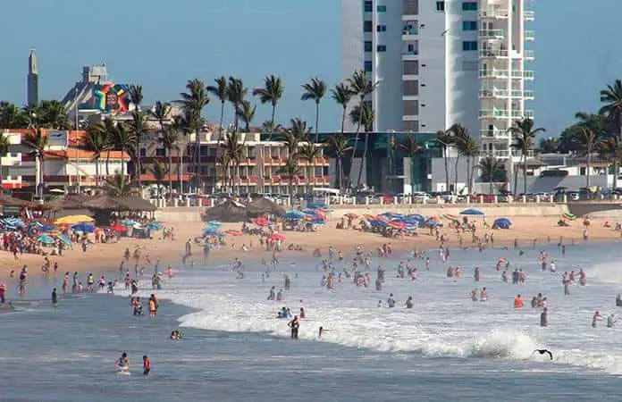 Hombre muere por fuerte oleaje en Mazatlán, Sinaloa