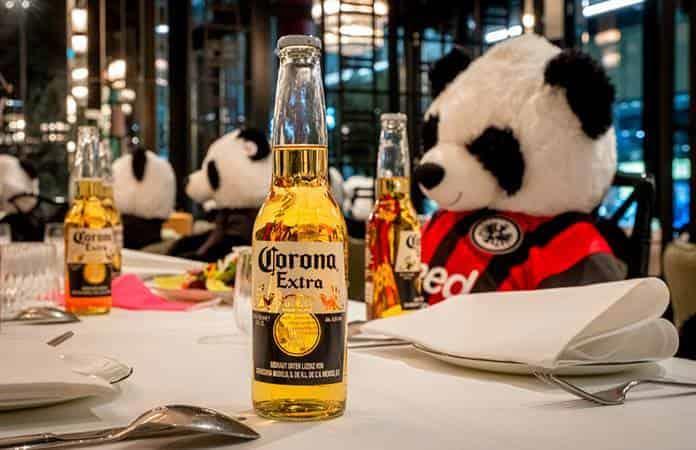 Pandas de peluche y botellas de cerveza decoran las mesas de un restaurante cerrado en Frankfurt / Foto: EFE