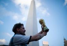 Aplausos y monumentos iluminados en homenaje a Maradona