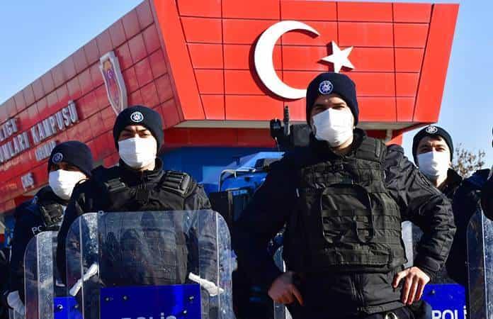 Agentes antidisturbios en la entrada del tribunal que enjuició a 475 acusados / Foto: AP
