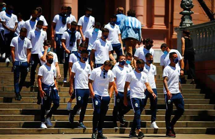 El Gimnasia y Esgrima La Plata tras asistir al velorio de Maradona / Foto: AP