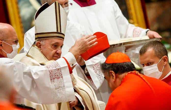 El mexicano Felipe Arizmendi recibe su birreta al ser nombrado cardenal por el papa Francisco / Foto: EFE