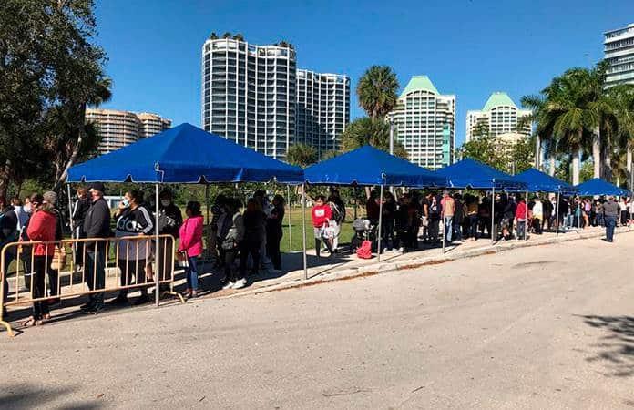 Cientos de personas esperan para recibir ayuda alimentaria en Florida / Foto: EFE