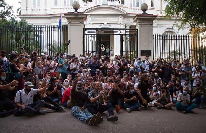 Jóvenes artistas protestan frente al Ministerio de Cultura, en La Habana, Cuba / Foto: AP