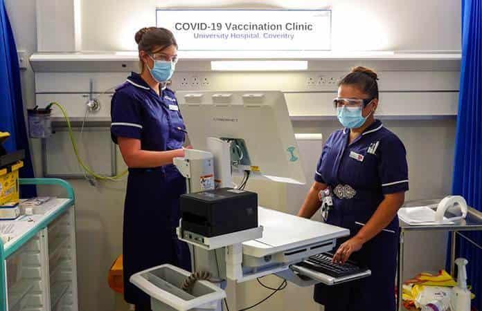 Personal médico británico está siendo capacitado para la vacunación / Foto: AP