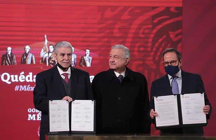 López Obrador firmó el acuerdo con Carlos Aceves, dirigente de la CTM y Carlos Salazar, del CCE / El Universal